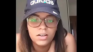 PERISCOPE 01 Morena de oculos mostrando os peitos